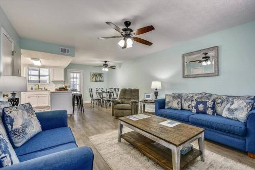 Cozy 2BR 1,5BA Condo at Gulf Highlands - 5 Min Walk to Beach! With 11 Pools!