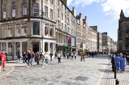 JOIVY Homely Apt by St Giles with Desk