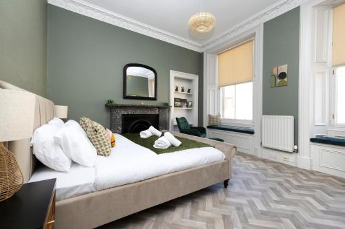 JOIVY Homely Apt by St Giles with Desk