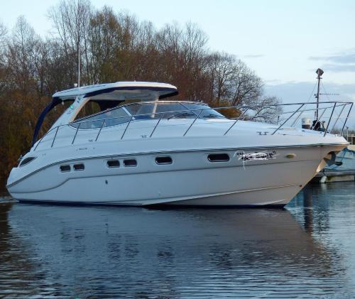 ENTIRE LUXURY MOTOR YACHT HEATED - Oyster Fun-d - 2 double bedrooms both en-suite - sleeps up to 4 people - moored on our Private Island - Legoland 8min WINDSOR THORPE PARK 8min ASCOT RACES Heathrow WENTWORTH LONDON Lapland UK - Hotel - Egham