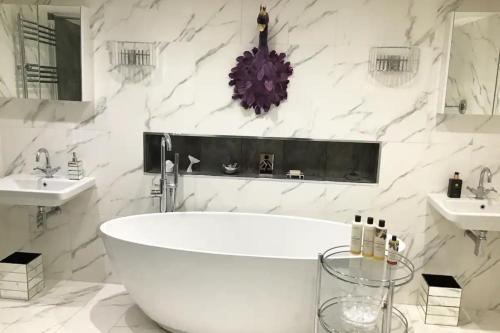 Swanky Apartment in Bethnal Green with Garden - image 6