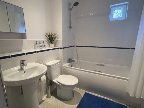 Vannituba, Moda Wigan - Stylish 2 Bed Apartment Central Wigan in Wigan