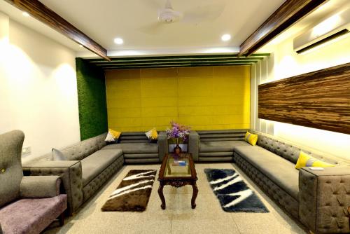 Létesítmények, The Yellow Chandigarh in Nayagaon