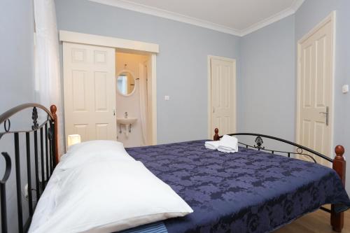 Two-Bedroom Apartment with Balcony and Sea View image 10
