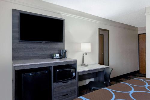 Super 8 by Wyndham Kansas City at Barry Road/Airport in Kansas City, USA