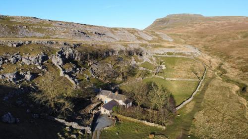 Crina Bottom - Offgrid Mountain Escape in the Yorkshire Dales National Park