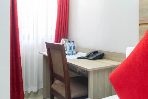 Standard Twin Room image 5
