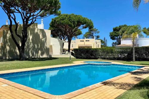 MouraAccomodation - 4BD - Terrace - Golf - AC - Shared Pool