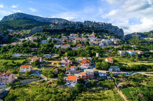 Family friendly apartments with a swimming pool Klis, Split - 17987