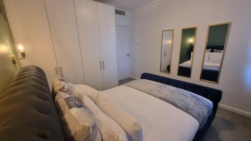 Accommodation Front - Prestigious 2 Sleeper Apartment with Harbour Views - Tap to explore photos
