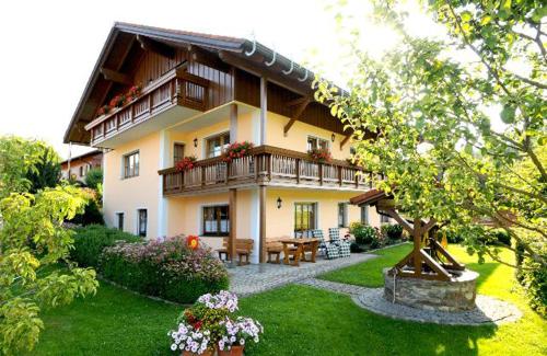 B&B Zwiesel - Ferienwohnungen Holzferienhäuser Leithenwald - Bed and Breakfast Zwiesel