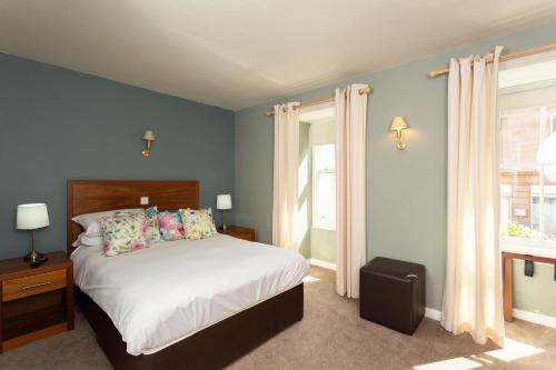 Queens Head Hotel - image 5