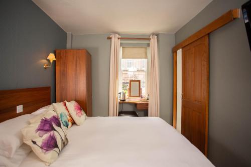 Queens Head Hotel - image 6