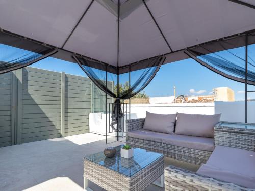 شرفة/ تراس, METROPOLITAN PEARL BOUTIQUE HOTEL in كريتي آيلند