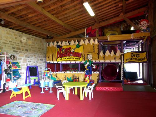 Bonne Chere Family Friendly Gites * Heated Pool * Huge Playbarn in 蓬提維
