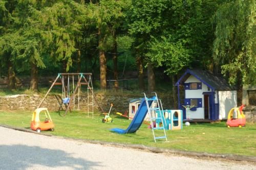 兒童遊樂場, Bonne Chere Family Friendly Gites * Heated Pool * Huge Playbarn in 蓬提維