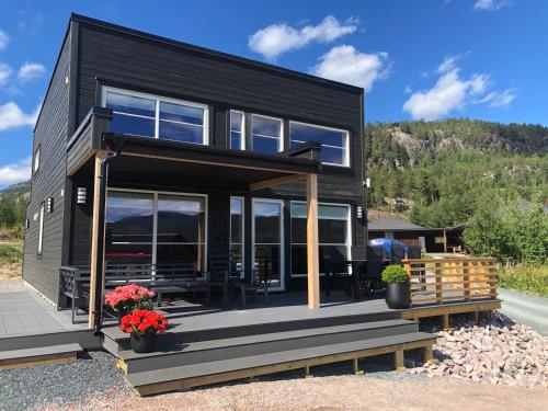 . Modern lakehouse with sauna, near golf and alpine