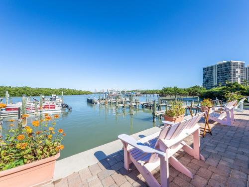Bonita Beach & Tennis 2706 Studio 7th Floor Sleeps 4 Heated Pools - image 2