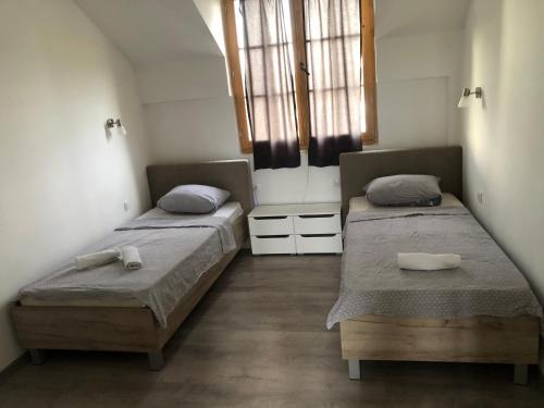 2 twin beds