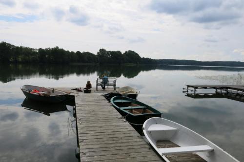 "Blaues Haus am See mit Boot"