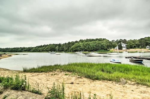 Charming Wareham Cottage Near Bay and Cape Cod!