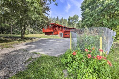 . Family-Friendly Cabin with Playroom and Home Gym!