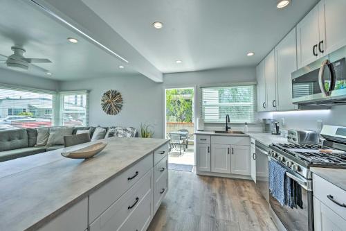 Mod San Diego Apt with Patio - Walk to Harbor! in San Diego, USA