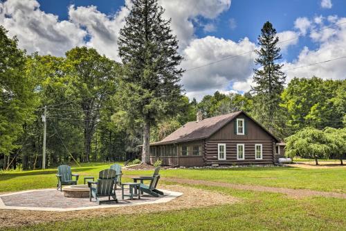 Peaceful Park Falls Cottage with 5 Acres and Lake - Park Falls