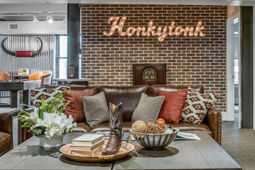 Honky Tonk suite with pool table 6 bedrooms