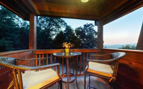Amazing Mountain View -AMAZING LUXURY CABIN WITH LONG RANGE MOUNTAIN VIEWS AND FREE LOCAL ACTIVITIES in Mineral Bluff, USA
