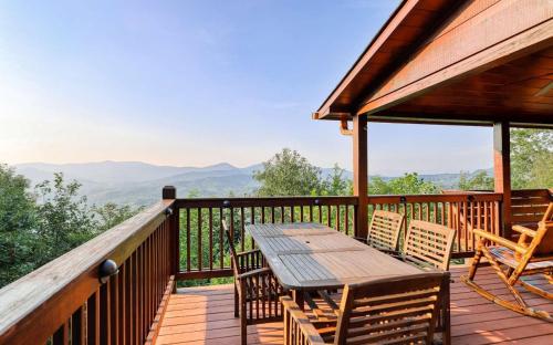Amazing Mountain View -AMAZING LUXURY CABIN WITH LONG RANGE MOUNTAIN VIEWS AND FREE LOCAL ACTIVITIES in Mineral Bluff, USA