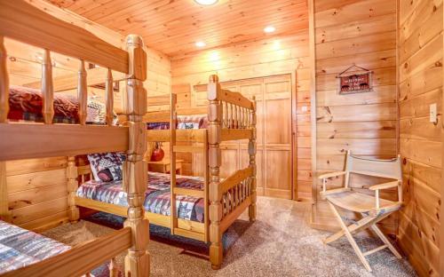 Amazing Mountain View -AMAZING LUXURY CABIN WITH LONG RANGE MOUNTAIN VIEWS AND FREE LOCAL ACTIVITIES in Mineral Bluff, USA
