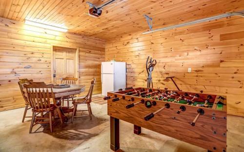 Amazing Mountain View -AMAZING LUXURY CABIN WITH LONG RANGE MOUNTAIN VIEWS AND FREE LOCAL ACTIVITIES in Mineral Bluff, USA