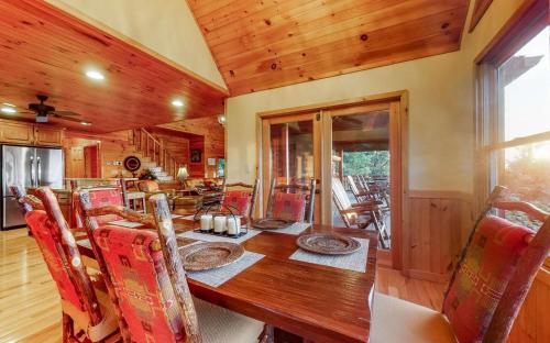 Amazing Mountain View -AMAZING LUXURY CABIN WITH LONG RANGE MOUNTAIN VIEWS AND FREE LOCAL ACTIVITIES in Mineral Bluff, USA