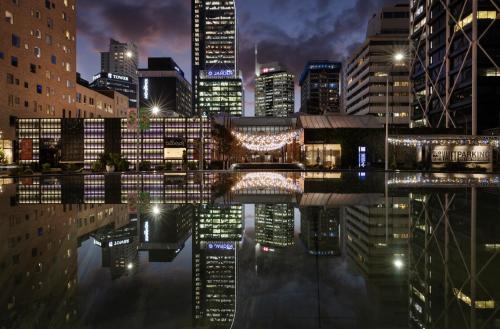 สภาพแวดล้อมโดยรอบ, โรงแรมเมอเวนพิค โอ๊คแลนด์ (MÖVENPICK HOTEL AUCKLAND) near บริทโทมาร์ท