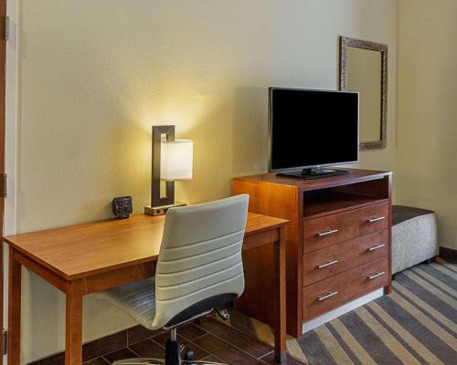 Comfort Suites near Tanger Outlet Mall