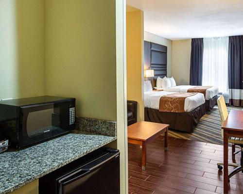 Comfort Suites near Tanger Outlet Mall