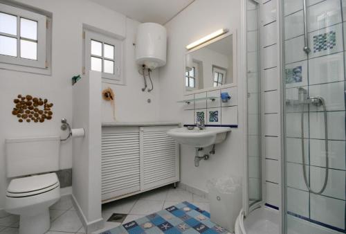 Two-Bedroom Apartment with Terrace and Sea View image 8