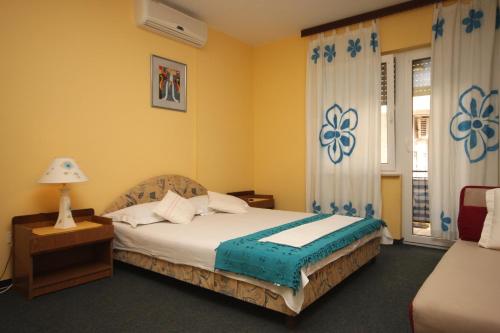 Apartments and rooms with parking space Makarska - 6834 - image 5