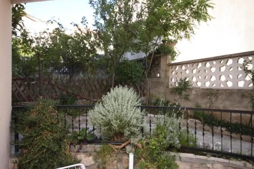 Apartments and rooms with parking space Makarska - 6834 - image 2