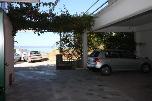 Apartments with a parking space Makarska - 6753 - image 2