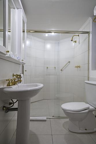 Standard Double Room image 5