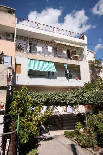 Apartments with a parking space Makarska - 6885