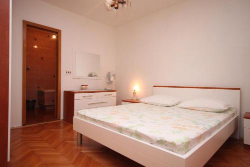 Apartments with a parking space Makarska - 6885 - image 11