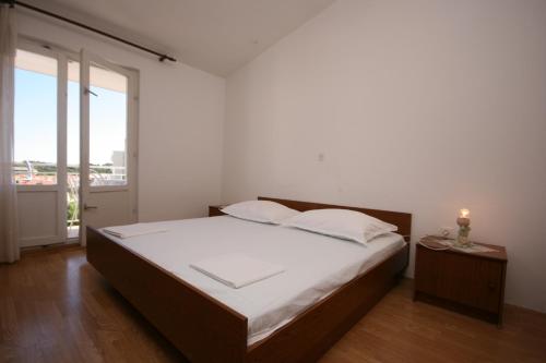 Apartments with a parking space Makarska - 6844 - image 11
