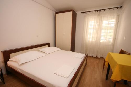 Apartments with a parking space Makarska - 6844 - image 12