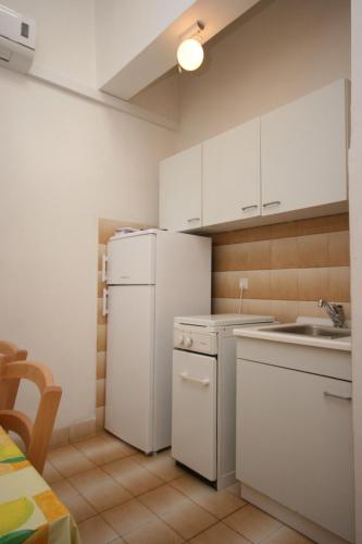 Apartments with a parking space Makarska - 6844 - image 14