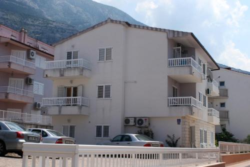 Apartments with a parking space Makarska - 6640
