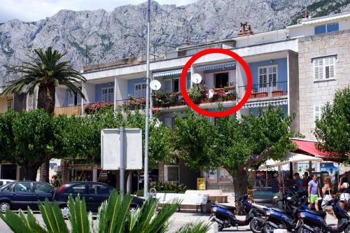 Apartments by the sea Makarska - 6843