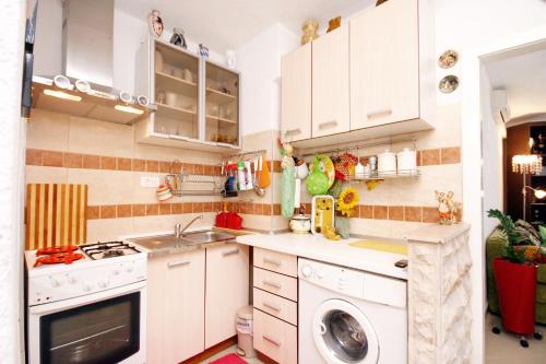 Apartments by the sea Makarska - 6843 - image 12